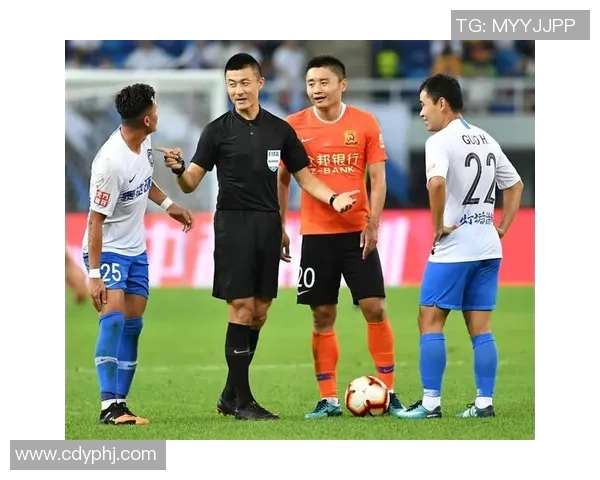 足球明星与裁判冲突引发热议赛场暴力行为再度成为焦点